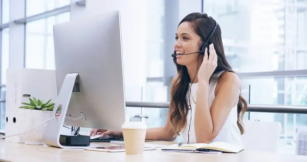 Osoba patrząca na wiele znaków zapytania