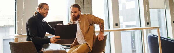 Symboliczna ścieżka rozwidlająca się w lesie o wschodzie słońca